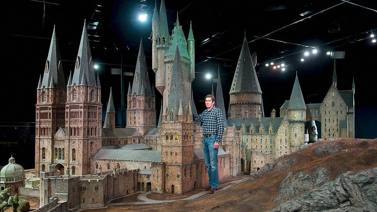 Oszałamiający model zamku powstał na potrzeby filmu "Harry Potter i Kamień Filozoficzny". Potem podczas powstawania całej serii ekranizacji powieści J.K. Rowling służył do kręcenia scen, w których Hogwart miał być widoczny z zewnątrz. Od 31 marca będzie można go zobaczyć w stolicy Wielkiej Brytanii.