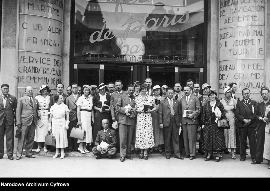 1934 - Uczestnicy wycieczki kolejowej (Warszawa- Berlin-Bruksela-Paryż-Marsylia-Cannes- Mediolan-Wenecja-Wiedeń-Warszawa) podczas zwiedzania Paryża.