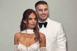 Na luksuznoj srpskoj svadbi Nina je nosila KORSET VENČANICU GOLIH RAMENA, a onda su usledila još dva MODNA SPEKTAKLA od kojih doslovno zastaje dah