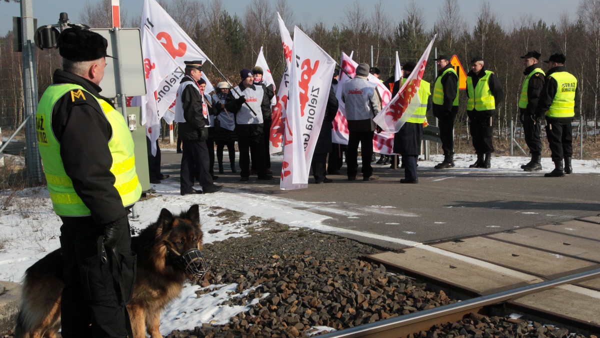 Związkowcy "Solidarności" z lubuskich Przewozów Regionalnych przeprowadzili w piątek protest na międzynarodowej linii kolejowej E20 między Rzepinem a Kunowicami. Miała być blokada, ale skończyło się na pikiecie na torach. Opóźnień pociągów nie będzie.