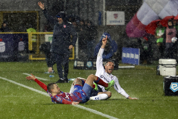 Zawodnik Rakowa Częstochowa Fran Tudor (L) i Lukas Podolski (P) z Górnika Zabrze podczas meczu piłkarskiej Ekstraklasy