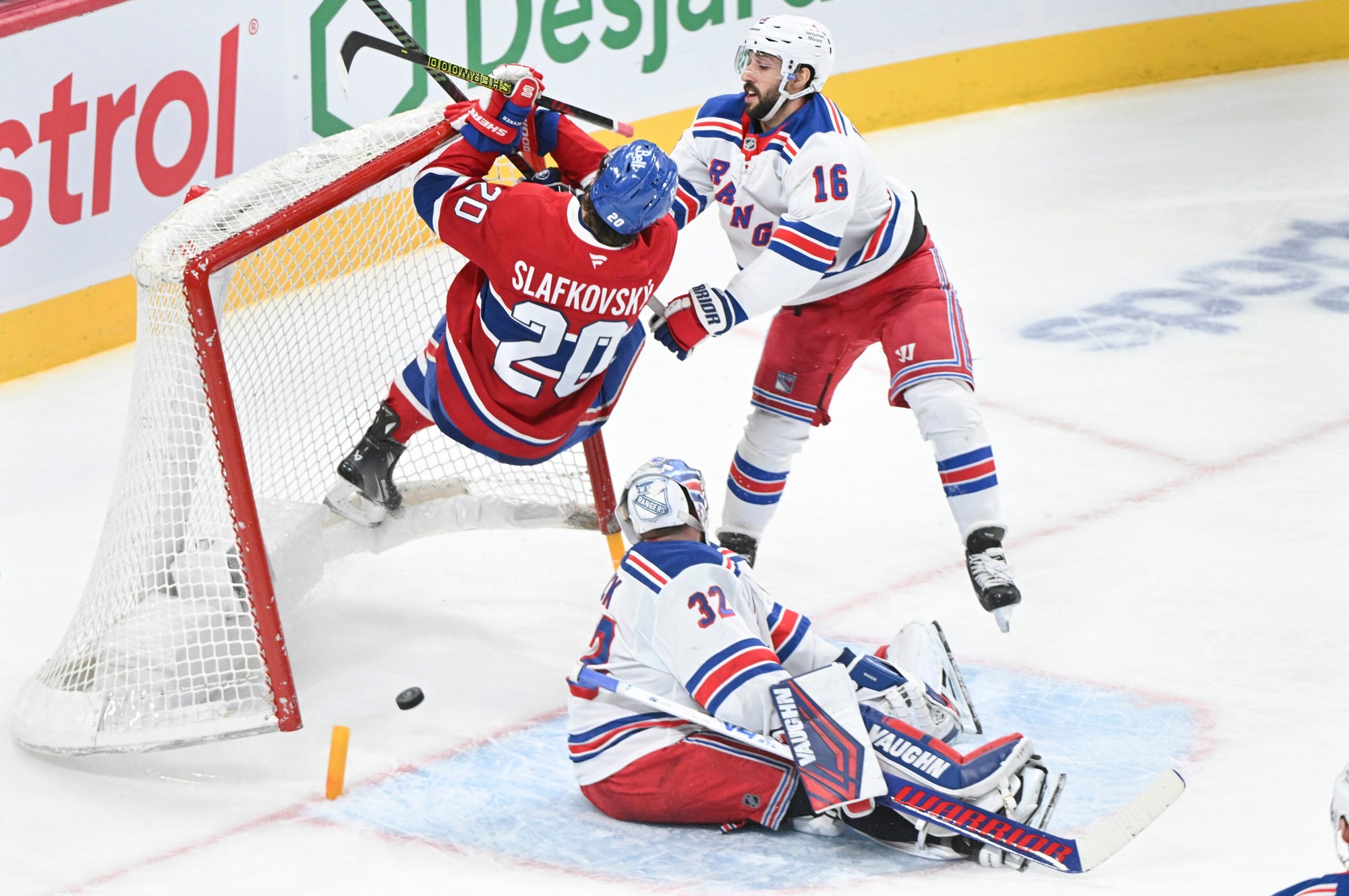 Juraj Slafkovský (Montreal Canadiens) strieľa gól do siete New Yorku Rangers.