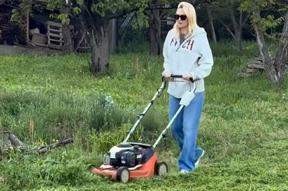 (VIDEO) ZGODNA VODITELJKA KOSI TRAVU U farmerkama i košulji sređuje imanje, ovakvu je niste videli: "Kad potpuno poludiš"