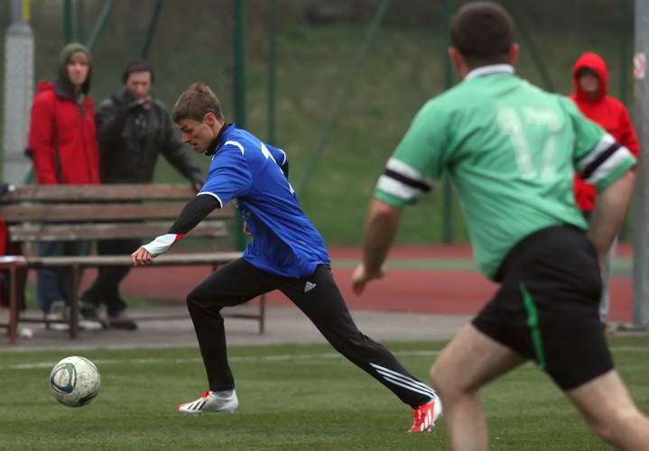 Piotr Żyła jak Donald Tusk. Też lubi haratać w gałę