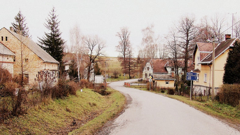 Sławniowice i Velke Kunětice. Droga i zabudowania na prawo od niej leżą w Czechach. Domy po lewej stronie znajdują się w Polsce