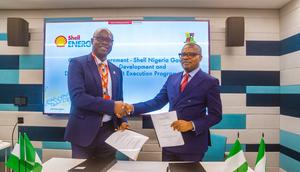 Governor Seyi Makinde signing the final investment agreement for the Oyo State Government-Shell Nigeria Gas Infrastructure Development and Distribution project. [Twitter:@seyiamakinde]