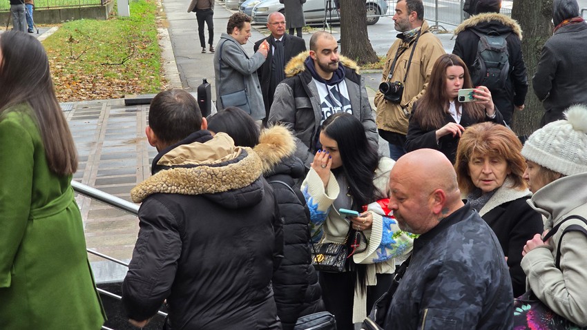 Porodice ubijenih u Mladenovcu sa porodicama ubijenih u Ribnikaru na izricanju presude Urošu Blažiću