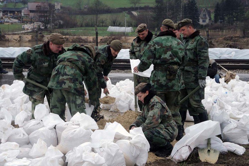Vojska puni džakove 