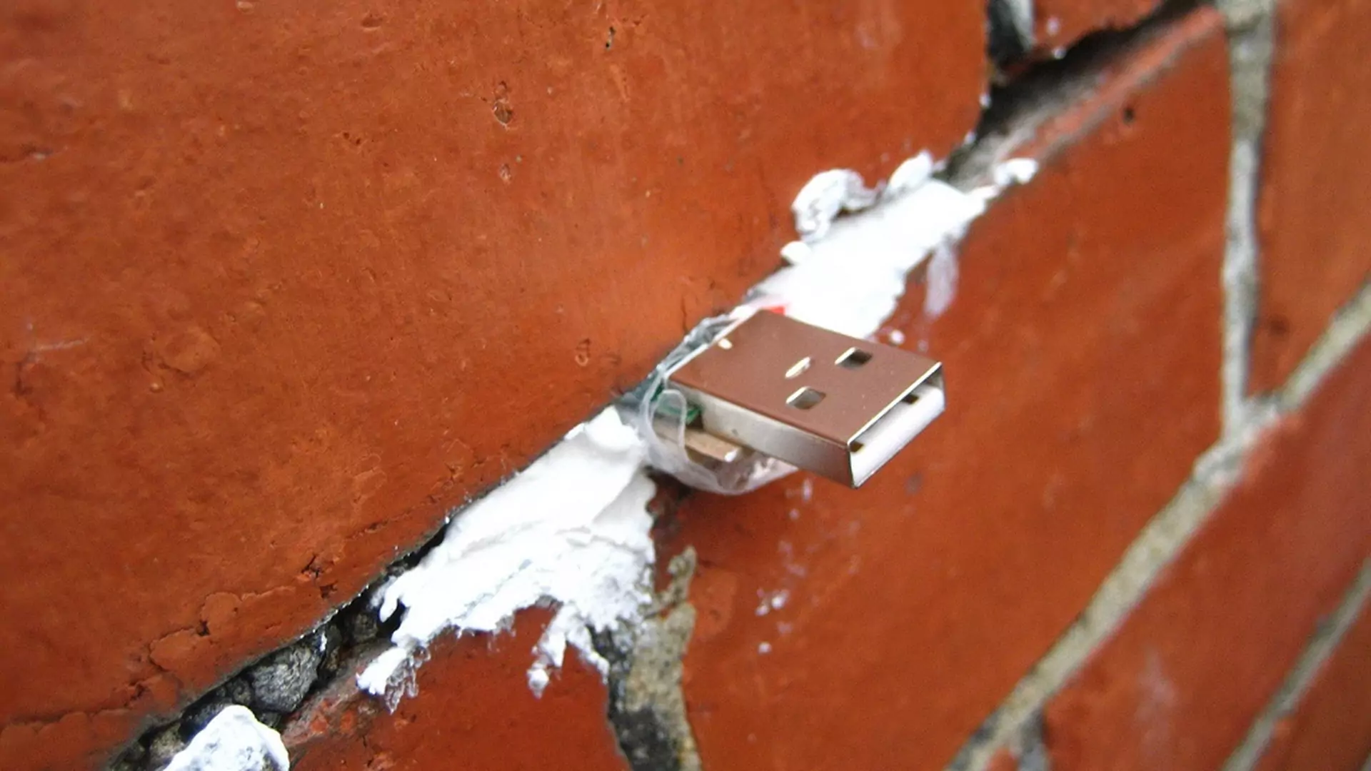 Zagadkowe instalacje w ścianach budynków na całym świecie. Co zawierają tajemnicze pamięci USB?