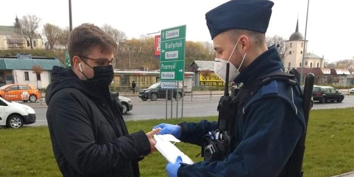 Rząd dalej twierdzi, że lockdownu nie będzie, ale liczba zakażeń rośnie, więc znowu powraca temat zaostrzenia obostrzeń.