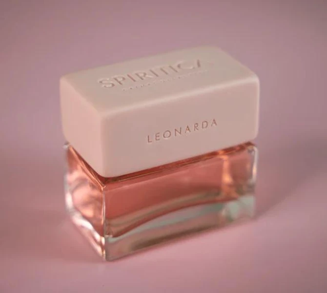 I bočica parfema Leonarda je urađena do perfekcije i čep izgleda baš kao sapun