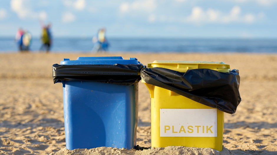 Plaża w Świnoujściu i pojemniki na odpady