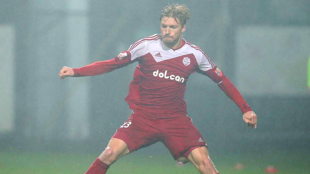 Szymon Matuszek został piłkarzem Górnika Zabrze. 26-letni pomocnik, grający ostatnio w pierwszoligowym Dolcanie Ząbki, po przejściu testów medycznych podpisał półtoraroczną umowę.