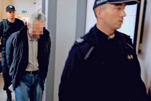 Jerzy B. oskarżony o dwa brutalne morderstwa w drodze na salę rozpraw Sądu Okręgowego w Warszawie, 21 października 2015 r.
