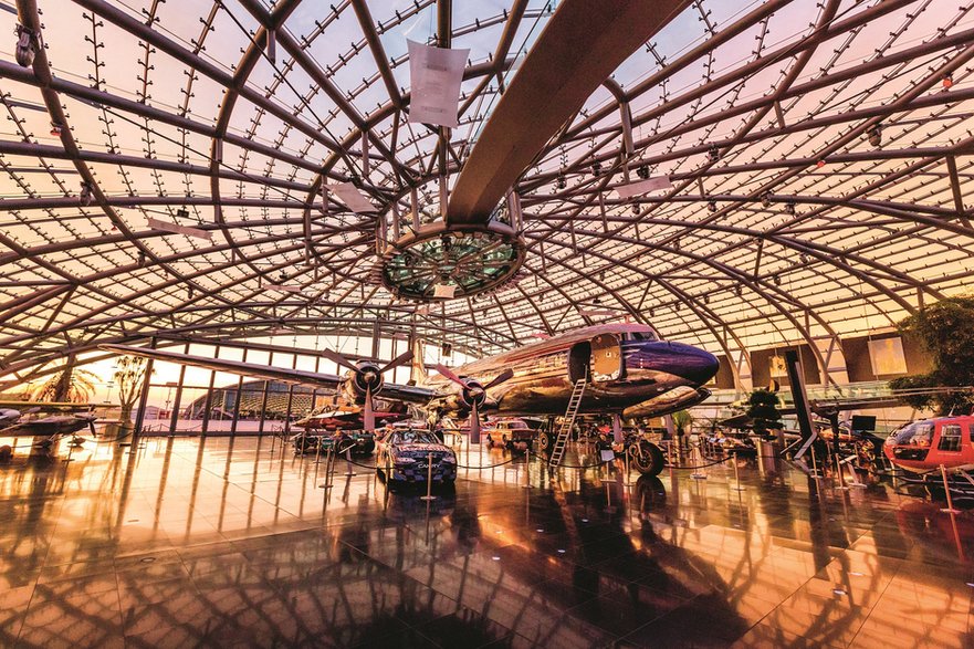 Na lotnisku w Salzburgu Red Bull postawił futurystyczny Hangar-7. Można tam oglądać historyczne egzemplarze samolotów i helikopterów, w tym Douglasa DC-6B, którym latał jugosłowiański przywódca Josip Broz Tito.