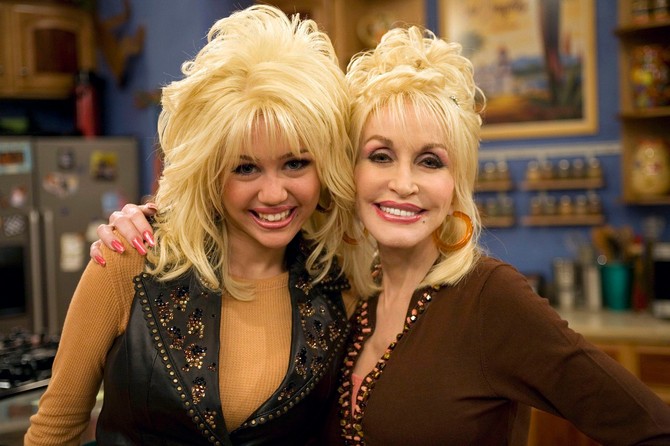 Majli Sajrus sa Doli Parton