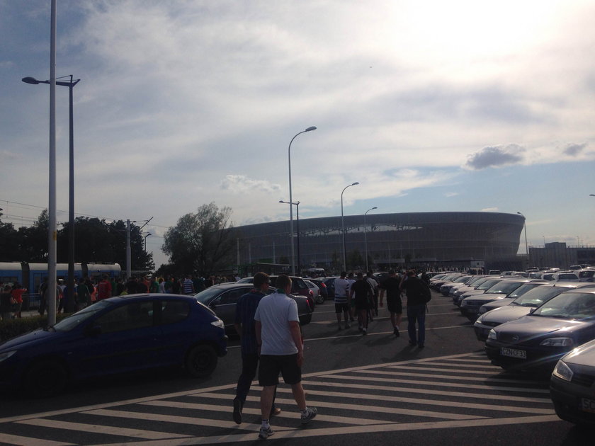 Parking przed stadionem zapchany autami