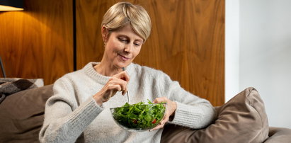 Jak nie przytyć podczas menopauzy? Jest na to łatwy sposób. To możesz jeść bez obaw