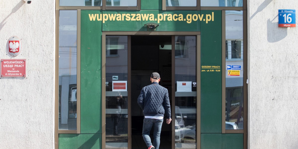 Coraz więcej firm zawiadamia o planach przeprowadzenia zwolnień grupowych. Pracę stracą zatrudnieni w rozrywce, handlu, przy produkcji mebli i w budowlance.