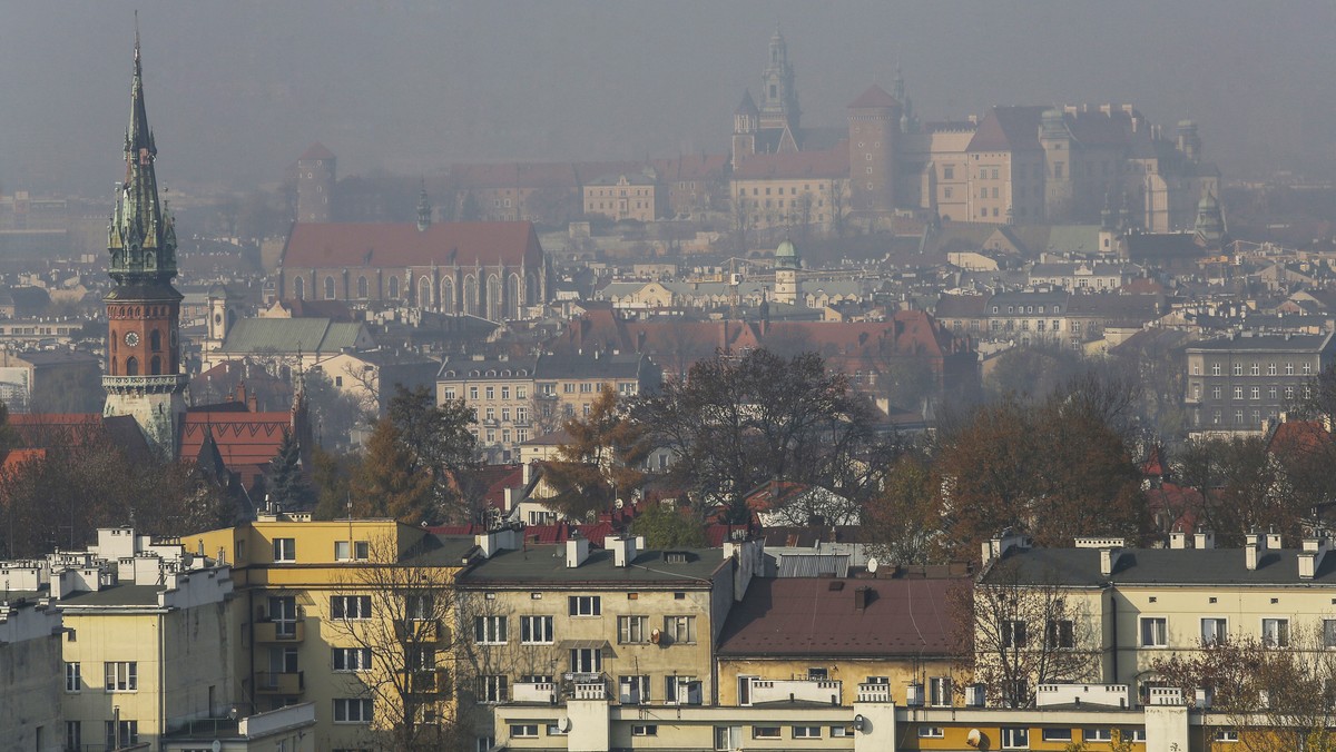 Magistrat w tym roku na wymianę pieców i kotłów węglowych chce przeznaczyć blisko 150 milionów złotych. Chętnych na wykorzystanie pieniędzy jednak brak. Urząd dopłaca do wymiany pieców 80 proc. ich kosztu. Tymczasem według danych wydziału kształtowania środowiska na początku stycznia w Krakowie pozostawało ok. 16 tys. palenisk węglowych.