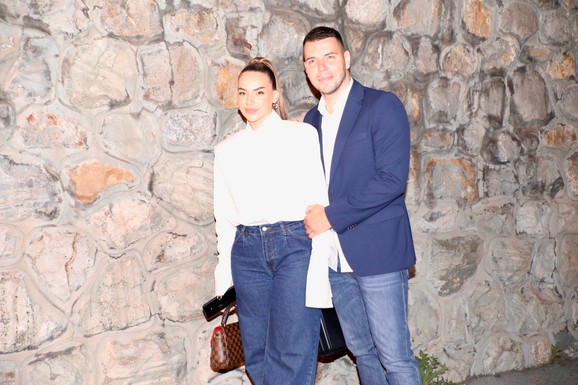 Pevač (40) sa mlađom koleginicom ima sina i BLIZANCE, a sad progovorio o roditeljstvu: "Od mene deca imaju strah"