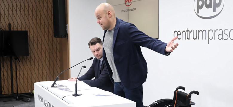 To on wstał z wózka na konferencji Łukasza Mejzy. Kim jest Tomasz Guzowski