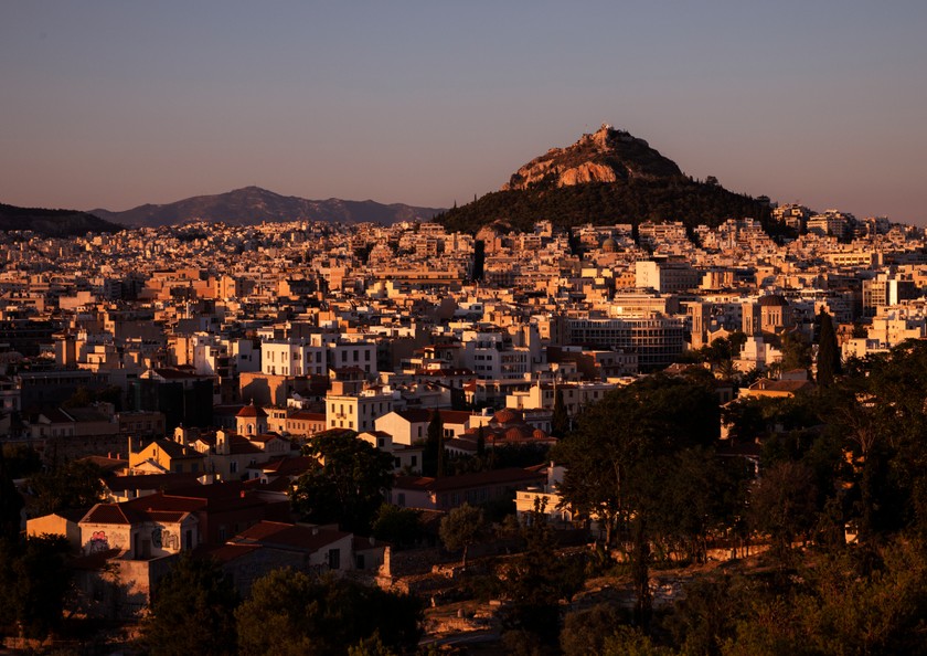 Golden: Der Blick über Athen bei Sonnenuntergang.