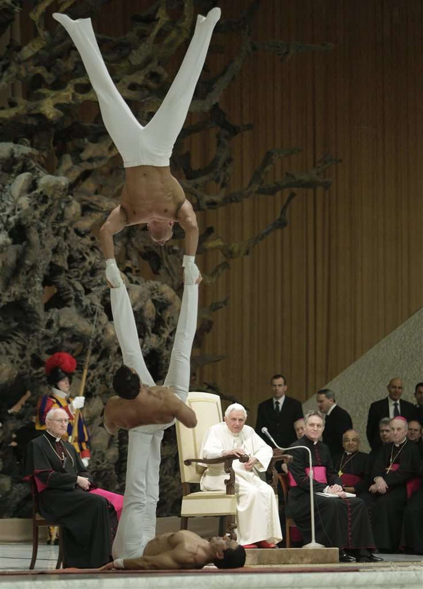 Papież podziwia akrobatów