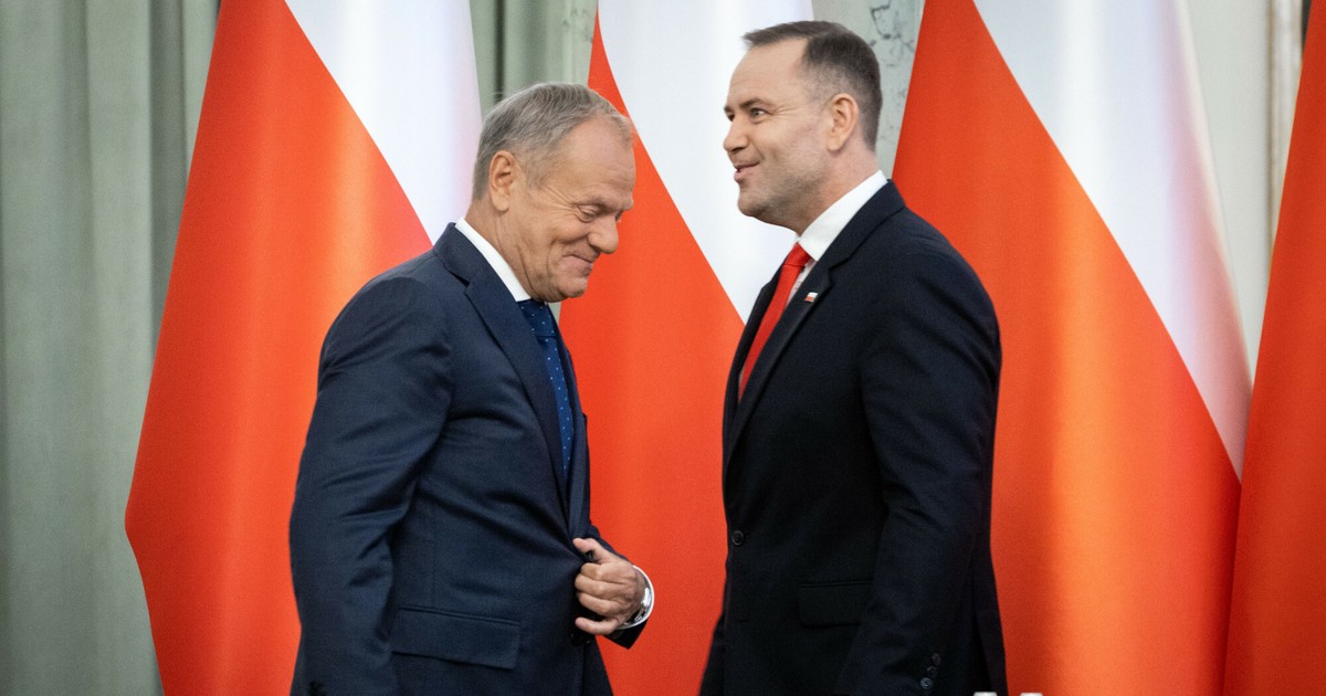 Karol Nawrocki górą w starciu z Donaldem Tuskiem. Nowy sondaż