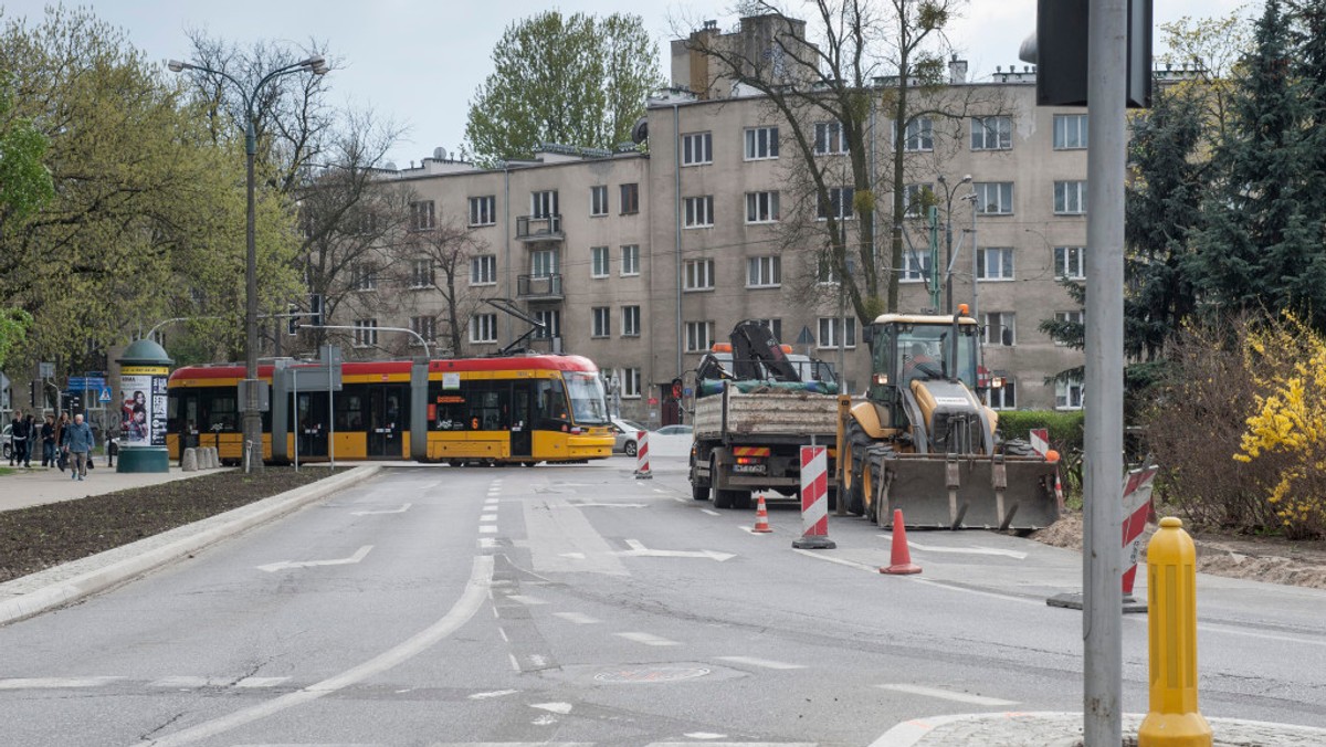 Po krótkiej przerwie stołeczni drogowcy wracają do frezowań. W długi weekend zostaną przeprowadzone szeroko zakrojone prace na pl. Wilsona i ul. Krasińskiego na Żoliborzu. Spowoduje tu duże utrudnienia. Podpowiadamy, jak będzie wyglądać organizacja ruchu w tej części miasta i którędy zostaną poprowadzone objazdy.