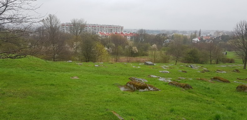 W tle bloki, które powstały na terenie dawnego obozu