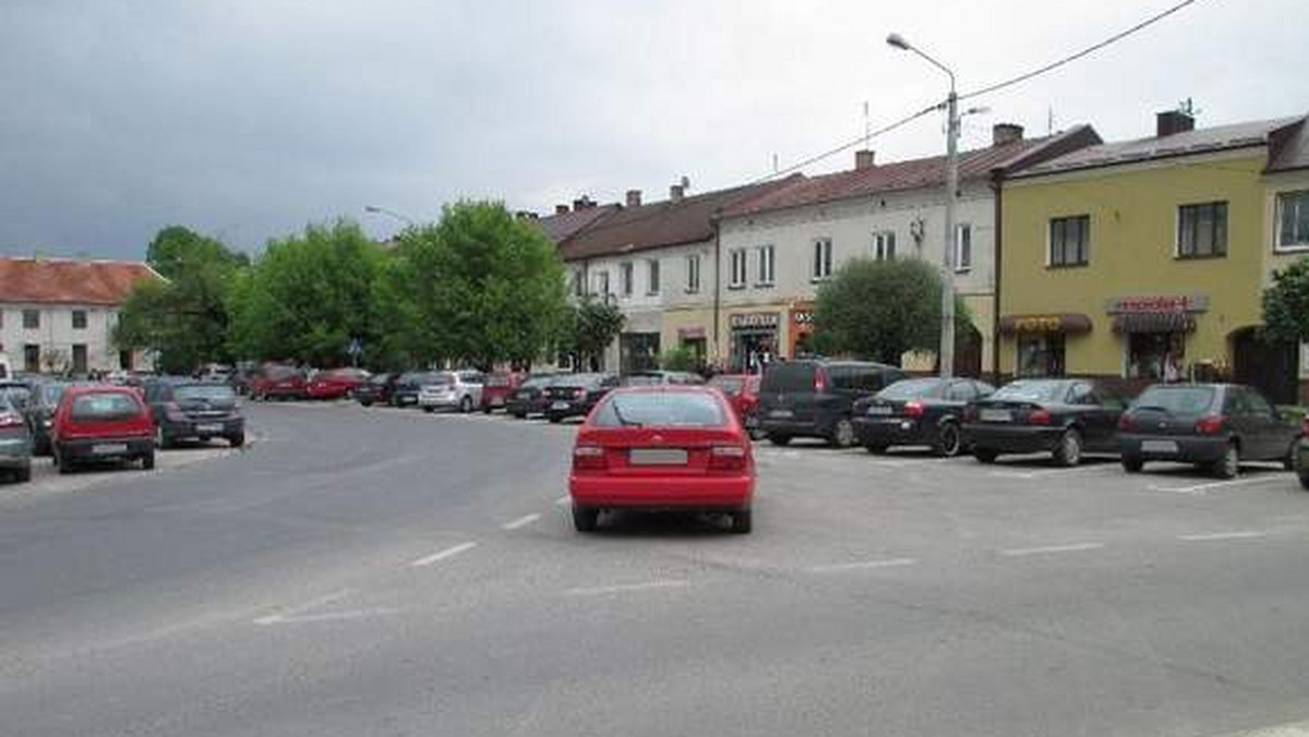 Nie lada zaciekawienie kierowców i przechodniów budziło auto zaparkowane na rondzie staszowskiego rynku.