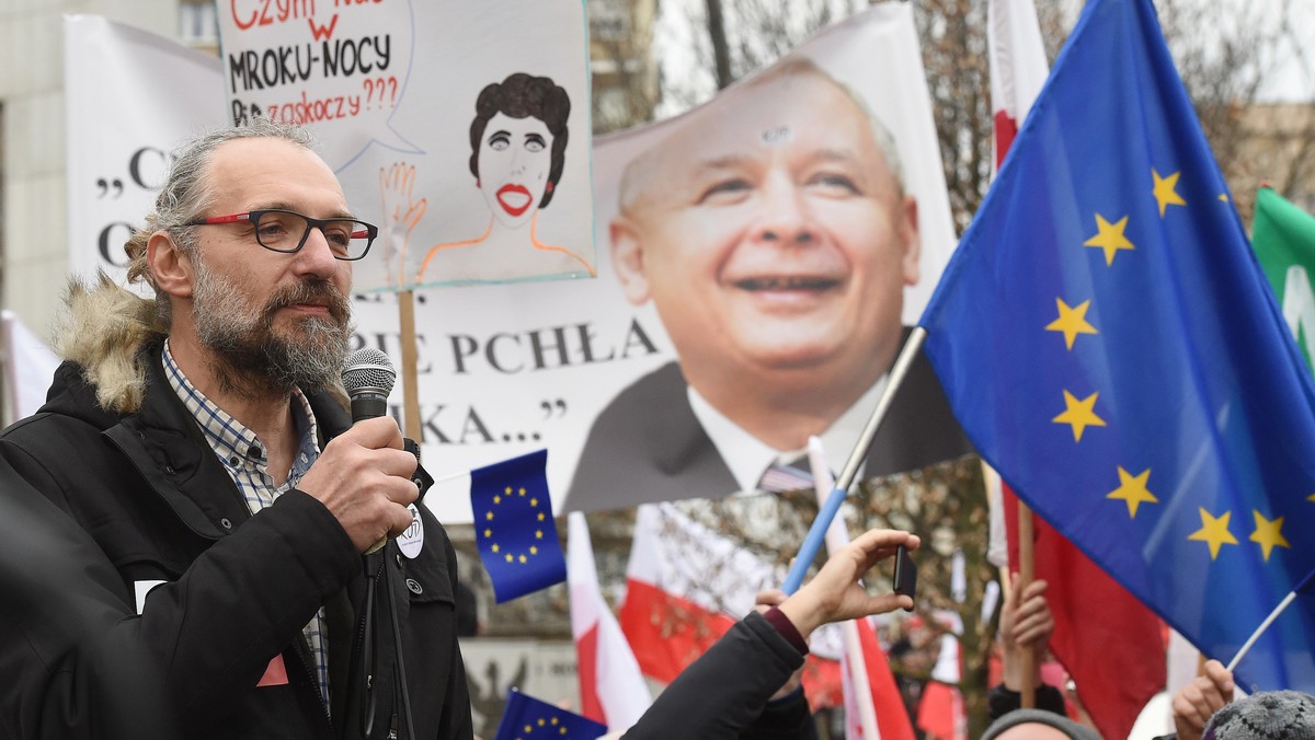 Na ulice ponad 20 polskich miast znów wyszli dziś protestujący. W Warszawie uczestnicy zebrali się przed Sejmem. Tym razem głos oddano artystom i ludziom związanym z kulturą, choć w mainifestacji uczestniczyli również politycy. Pikietę KOD w stolicy rozwiązano około godz. 14 po anonimowym telefonie o podłożeniu ładunku wybuchowego.