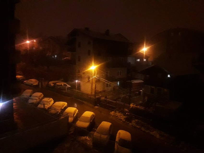 Sneg se u pojedinim delovima Beograda zadržava, ali nije sigurno da će tako i ostati u narednih nekoliko sati