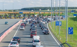 Zatory przed bramkami na A1 koło Torunia. Polacy ruszyli na długi weekend
