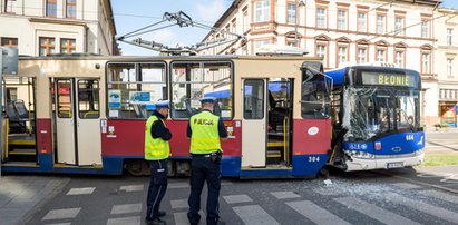 Wypadek w Bydgoszczy. Autobus zderzył się z tramwajem