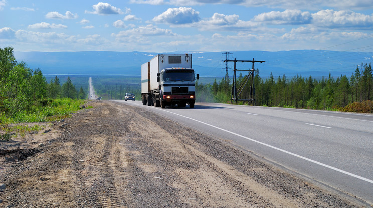 Útinform: rosszul indul a hét az utakon, felborult egy kamion az M7-es autópályán /Illusztráció: Northfoto