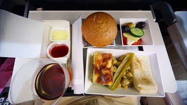 Dlaczego jedzenie podawane w samolocie nie jest smaczne?