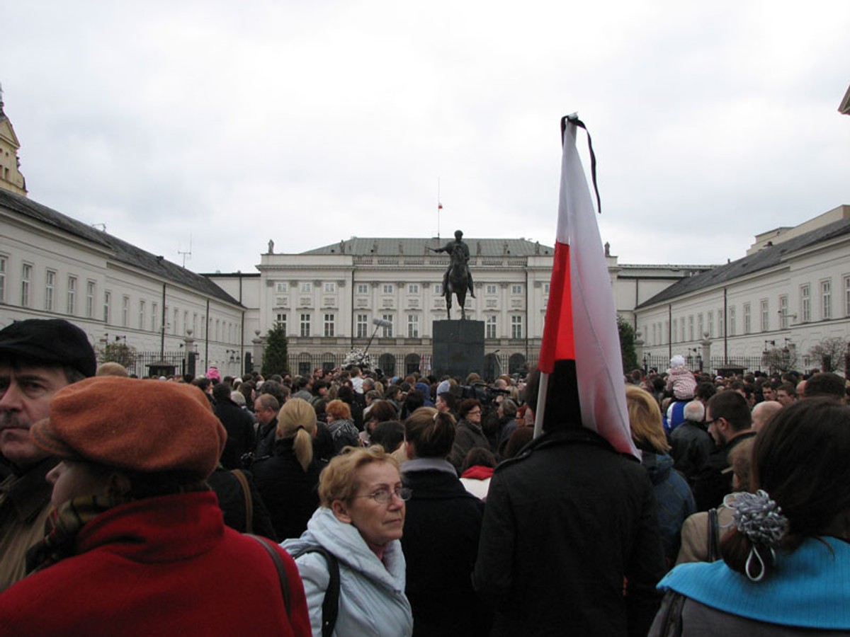 Krzyż upamiętniający ofiary katastrofy pod Smoleńskiem, który ustawiliśmy przed Pałacem Prezydenckim, powinien zostać zastąpiony innym znakiem - podkreślają harcerze z "Inicjatywy Polsce i bliźnim". Fot. PAP