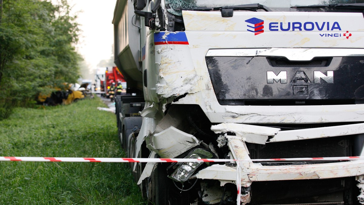 W okolicach Czmonia trasie z Kórnika do Śremu bus zderzył się z ciężarówką - poinformował rzecznik wielkopolskiej policji Andrzej Borowiak.