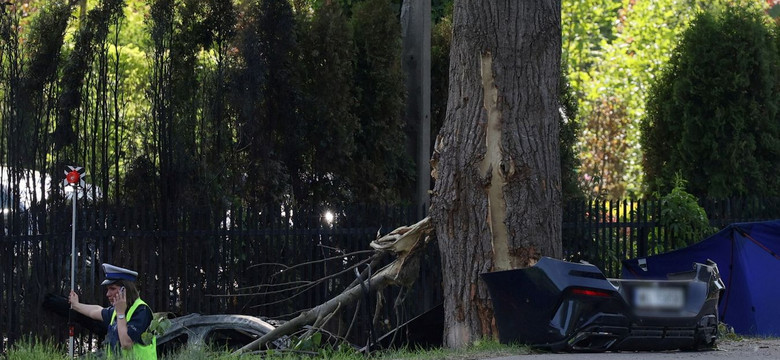 Trzy osoby zginęły w Wilanowie. Bmw uderzyło w drzewo i stanęło w płomieniach