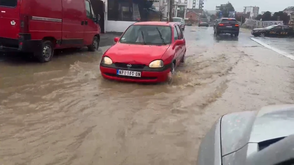 Ulice u Novom Pazaru pretvorene u "reke"