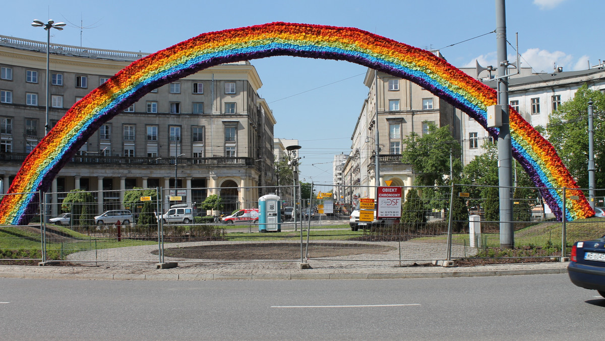 Na gorącym uczynku został zatrzymany 25-latek, który próbował spalić słynną instalację na placu Zbawiciela w Warszawie. Mężczyzna zdążył podłożyć ogień, ale tęcza szybko została ugaszona. Po krótkim pościgu sprawca został złapany przez policjantów i strażników miejskich. Był pijany. Odpowie za zniszczenie mienia.