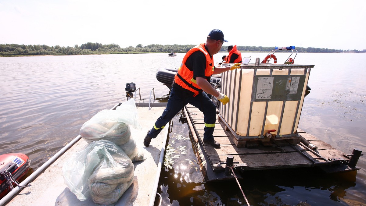 PERN wypompowuje paliwo z rurociągu, który biegnie po dnie Wisły w rejonie Płocka (Mazowieckie). Robi to w miejscu, gdzie pojawiają się oleiste plamy. Z powierzchni wody niewielkie plamy paliwa usuwają strażacy. Sytuacja jest stabilna, nie ma wzrostu wycieku.