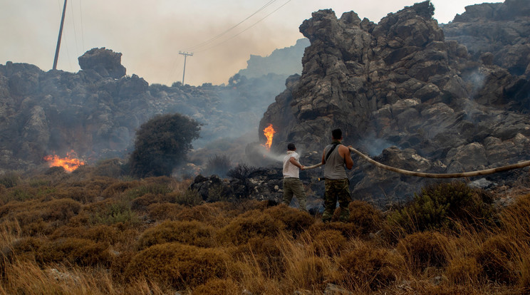 Tűzfészket olt két férfi Rodosz szigetén/ Fotó: MTI/EPA/ANA-MPA/Damianidisz Lefterisz