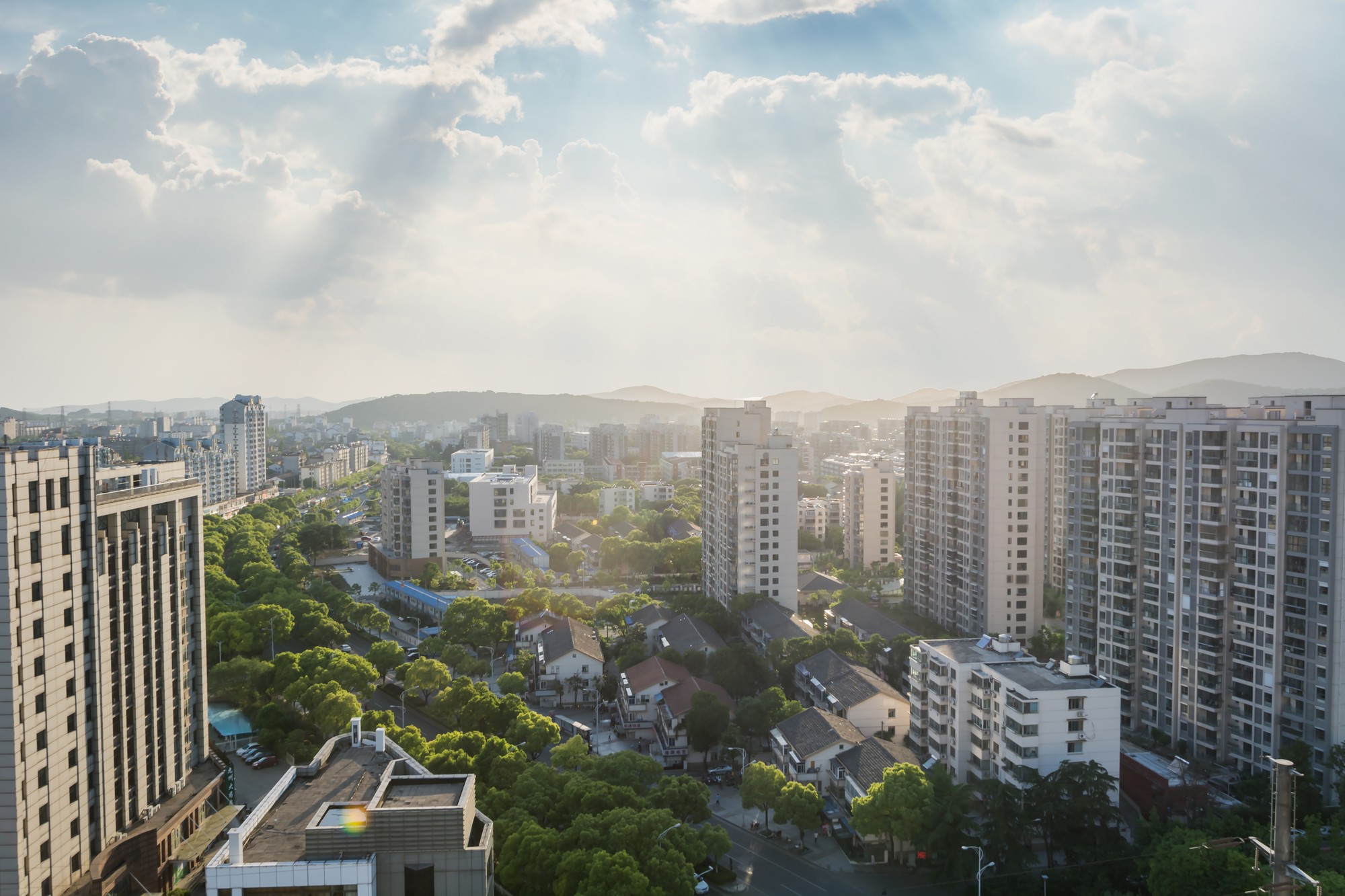 Najvyššie poschodia prinášajú pokoj a panoramatické výhľady, no dôležitý je aj stav strechy a izolácie.