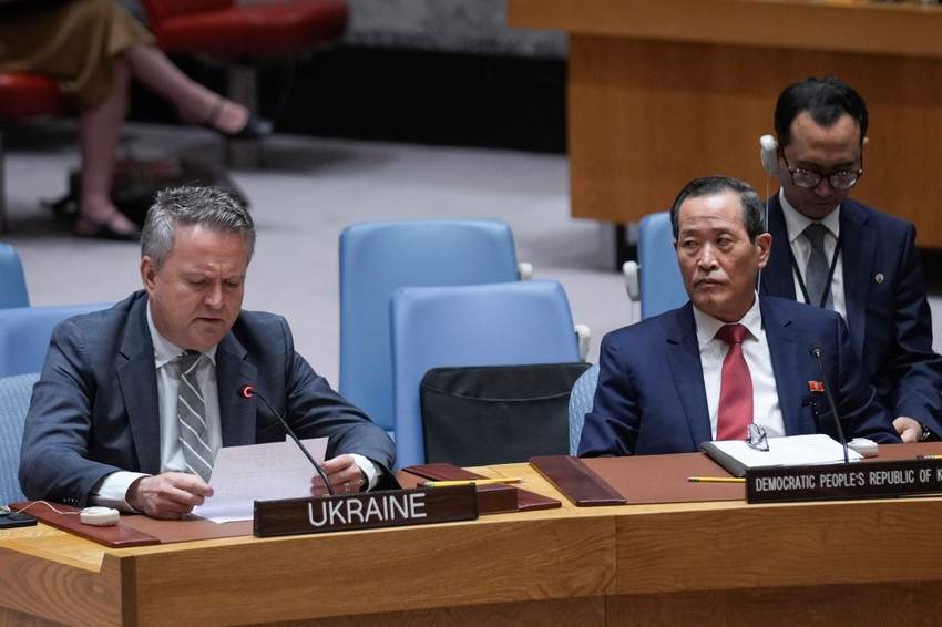 Ukrajinski i severnokorejski ambasador u UN Sergij Kislicja i Song Kim tokom sastanka Saveta bezbednosti 28. juna