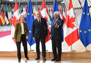 Ursula fon der Lajen, Mark Karni i Antonio Košta