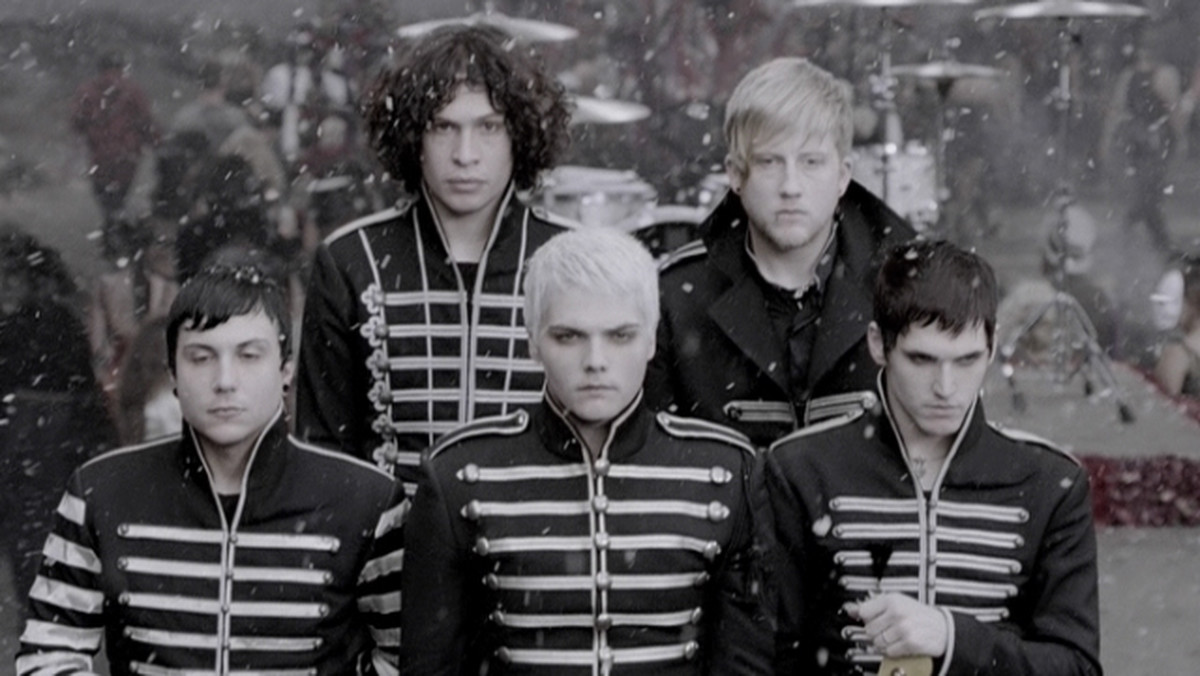 Na oficjalnym Twitterze zespołu My Chemical Romance pojawił się tajemniczy filmik. Wielu fanów grupy odebrało przekazane w nim informacje jako zapowiedź reaktywacji zespołu. My Chemical Romance postanowili skomentować całą sytuację. Ogłosili, że filmik zapowiada specjalne wydawnictwo z okazji 10. rocznicy wydania ich płyty "The Black Parade", a nie powrót zespołu na scenę.