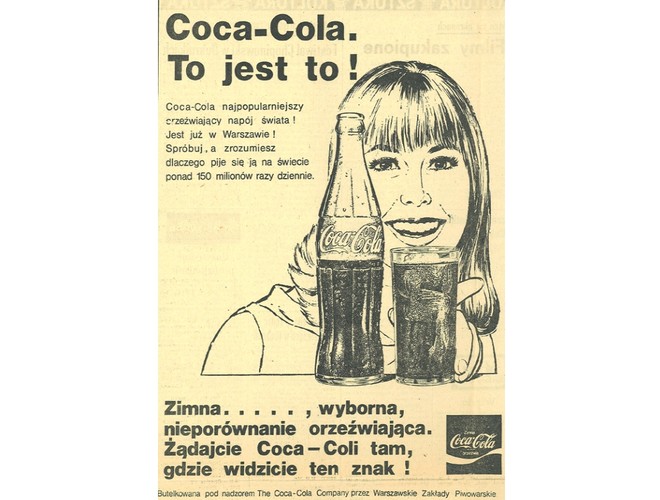 Podczas 40-letniej historii Coca-Coli w Polsce autorami haseł reklamowych byli najwięksi mistrzowie języka polskiego. Melchior Wańkowicz, autor sloganu „Cukier krzepi”, do konkursu na hasło reklamowe Coca-Coli w 1982 r. zgłosił „Yes, Coca-Cola”. Hasło Wańkowicza przegrało z  ponadczasowym sloganem Agnieszki Osieckiej - „Coca-Cola. To jest to!”. W 2005 nowe hasło stworzył językoznawca prof. Jerzy Bralczyk – „Coca-Cola. Co za radość”. Na zdjęciu reklama z 1972 roku.